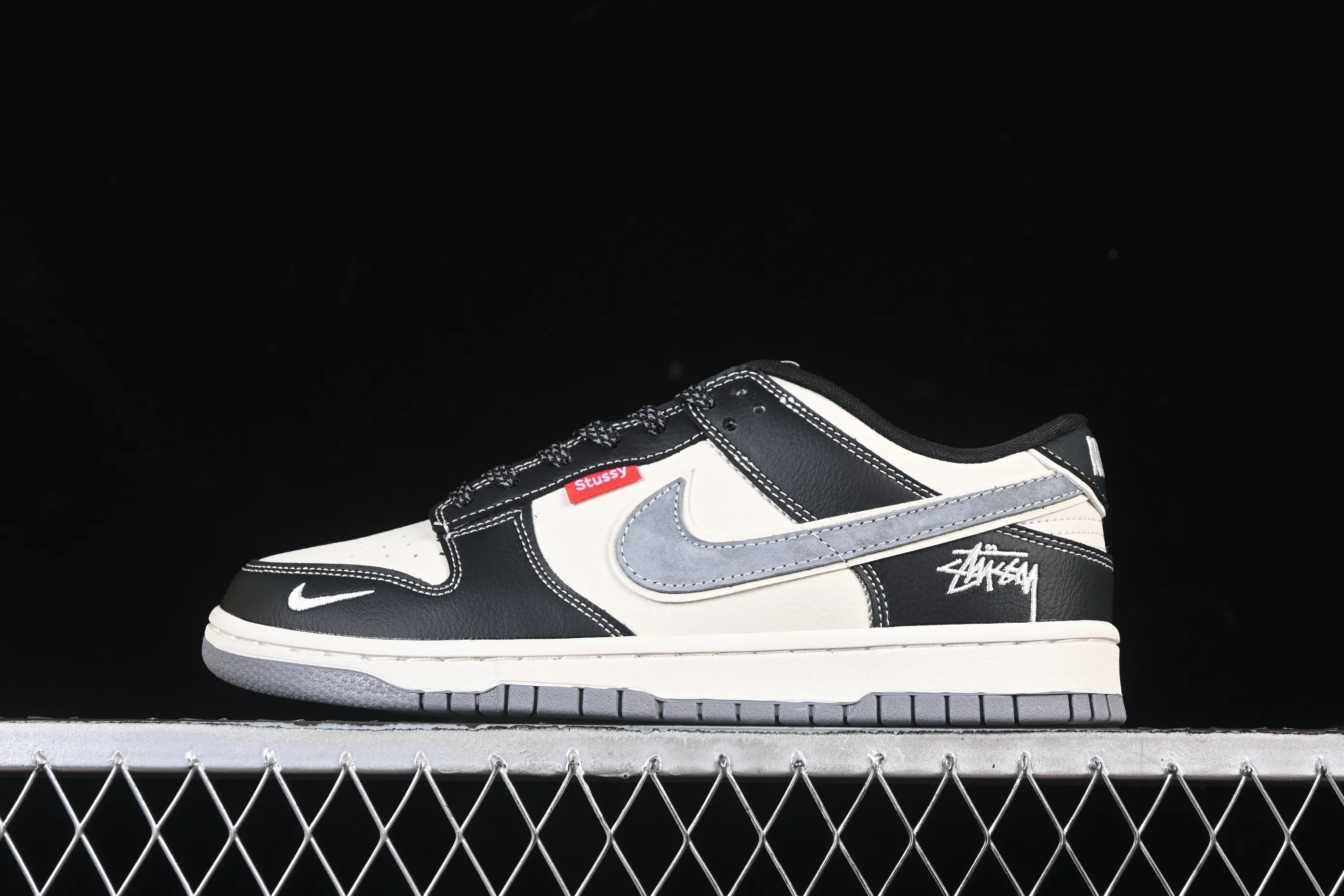 All categories Nk SB Dunk Series Nk SB Dunk Low High-end customized low-top sneakers Nike SB Dunk Low Stusi co-branded Black and White Panda Anniversary high-end customized low-top casual sneakers DN3168-003